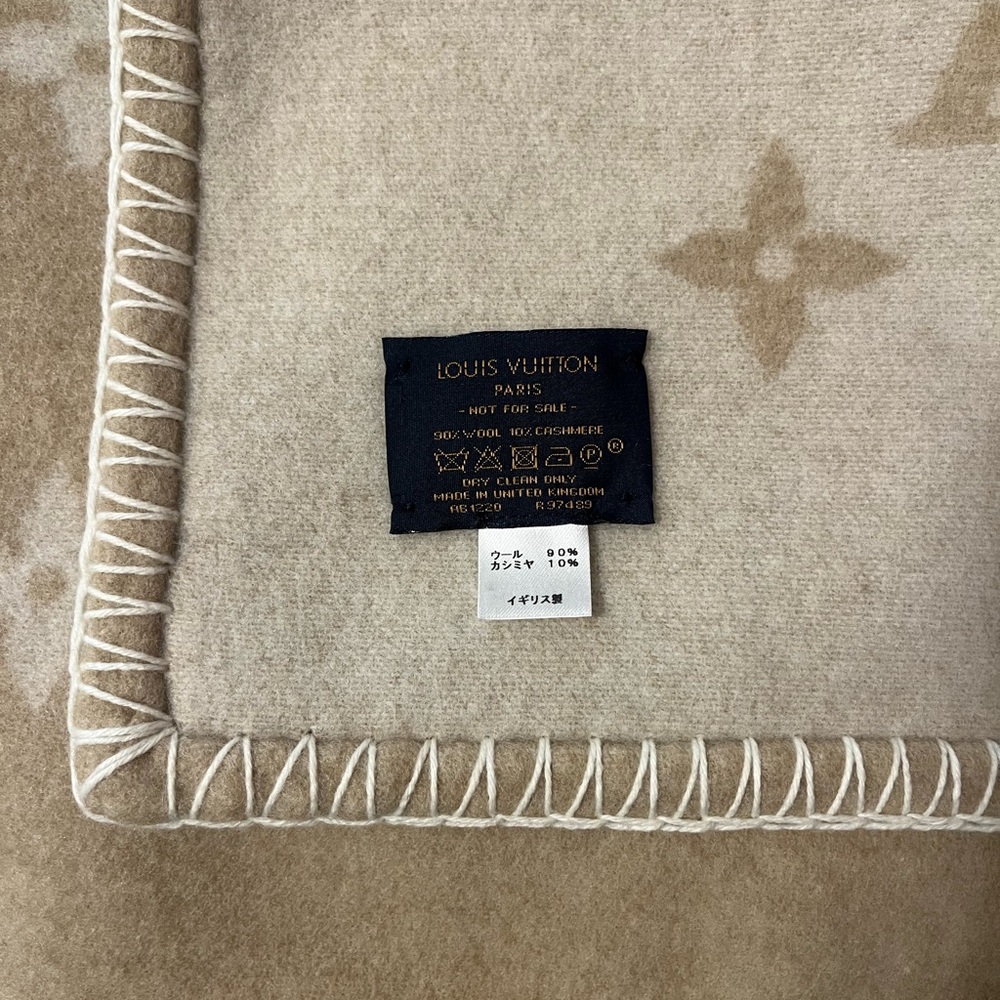 Louis Vuitton Neo Monogram Flight Mode Blanket - Picture 2 of 6